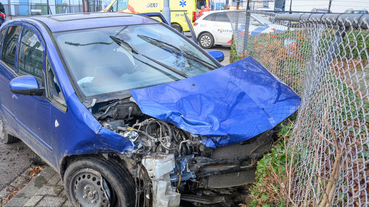 Eén van de zwaar beschadigde auto's (foto: Tom van der Put/SQ Vision).