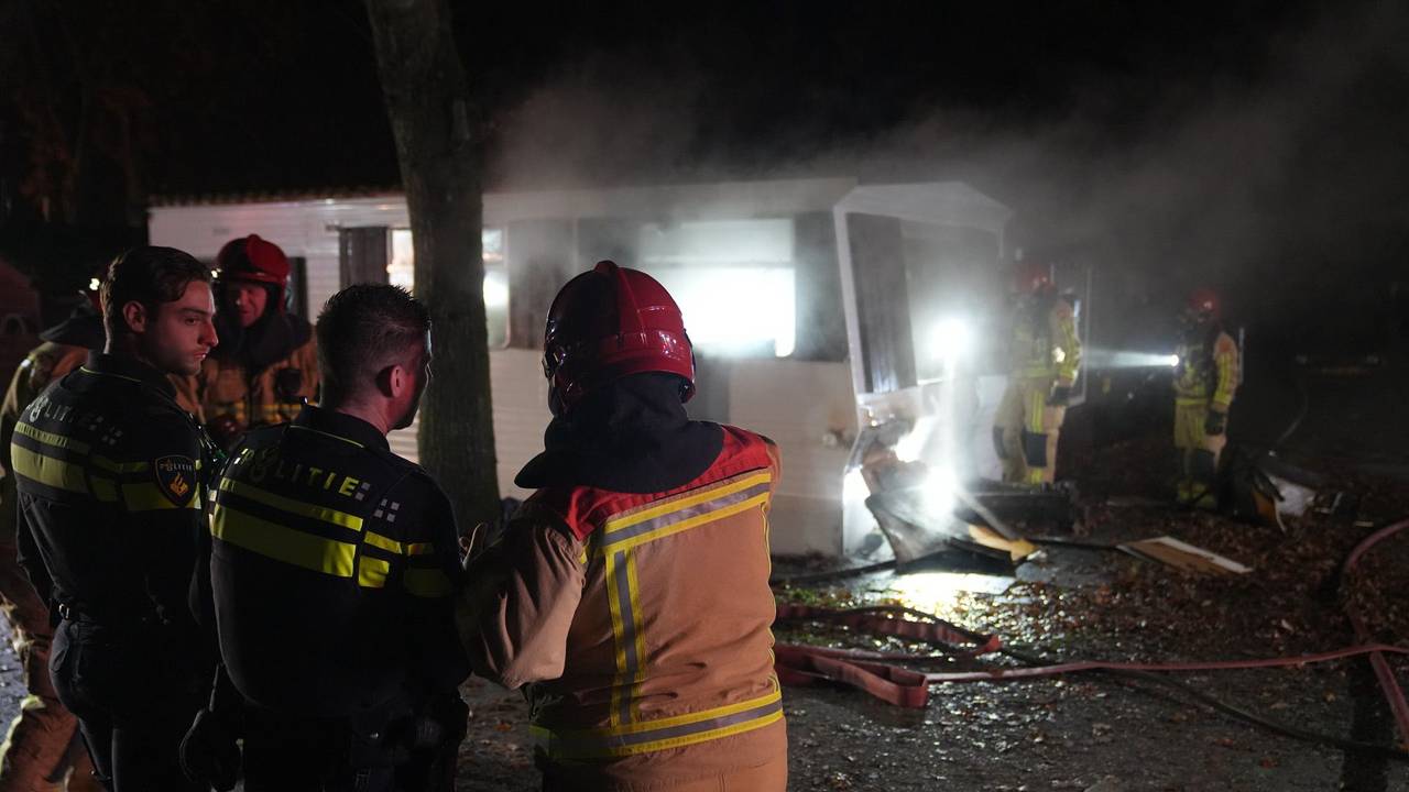 Hoe de brand op vakantiepark Slot Cranendonck in Soerendonk kon ontstaan, wordt onderzocht (foto: WdG/SQ Vision).