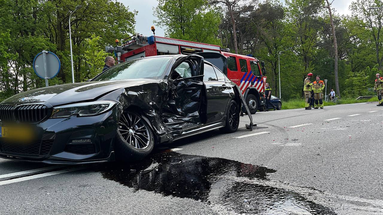 De auto's raakten bij de botsing in Rijen aanzienlijk beschadigd (foto: Jeroen Stuve/SQ Vision).