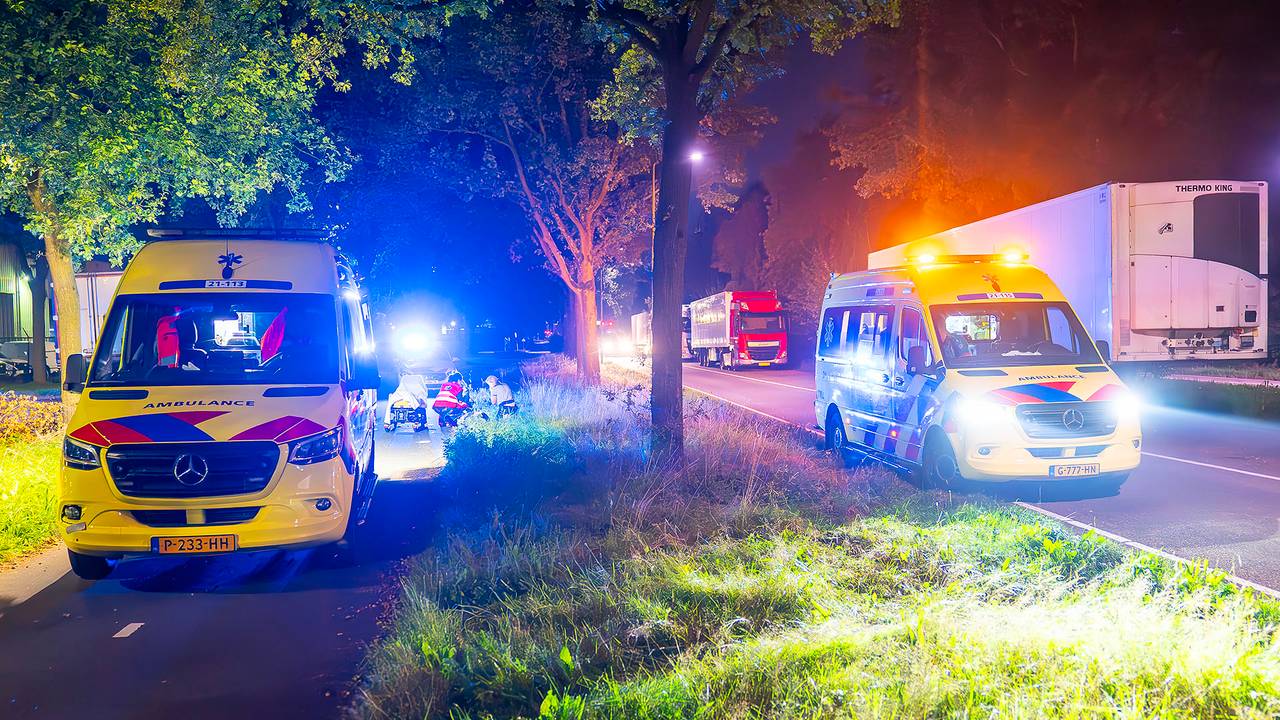 De slachtoffers werden gestabiliseerd en daarna met een ambulance naar een ziekenhuis gebracht (foto: Gabor Heeres/SQ Vision).