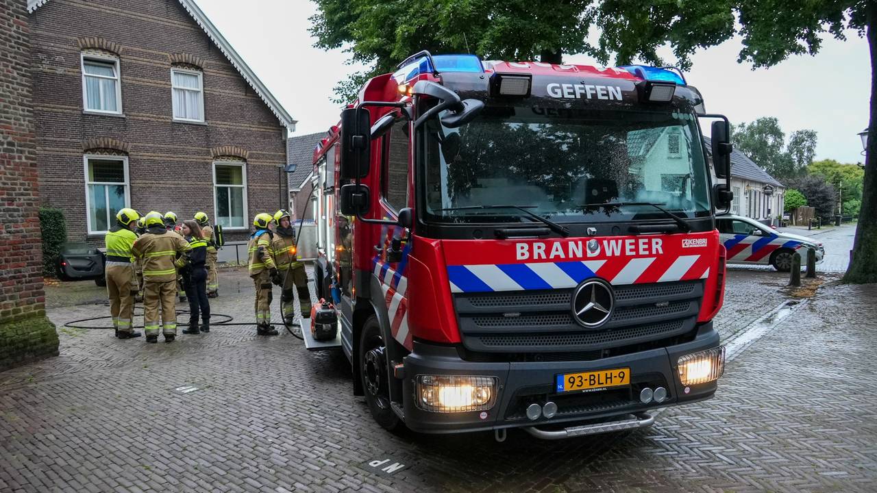 De cabrio vatte vlam aan de Kerkstraat in Geffen (foto: Gabor Heeres/SQ Vision).
