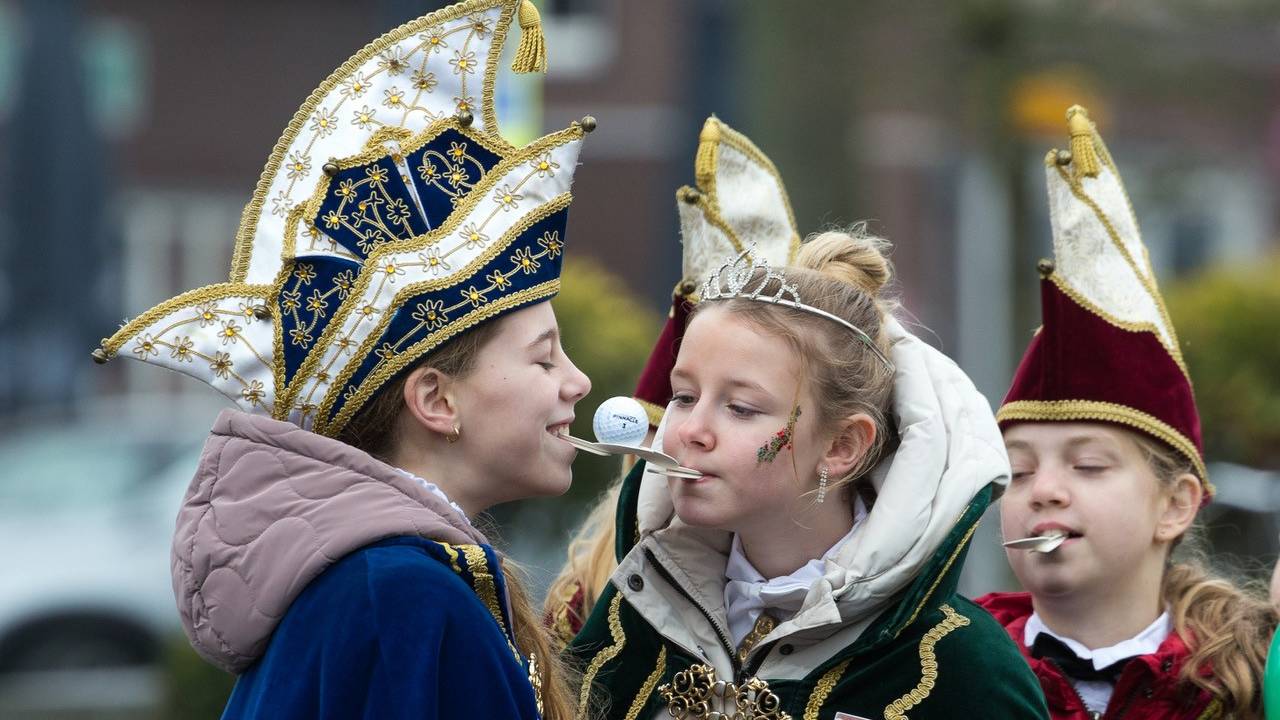 Balletje overbrengen (Foto: carnavalsvereniging de Huibuuke)