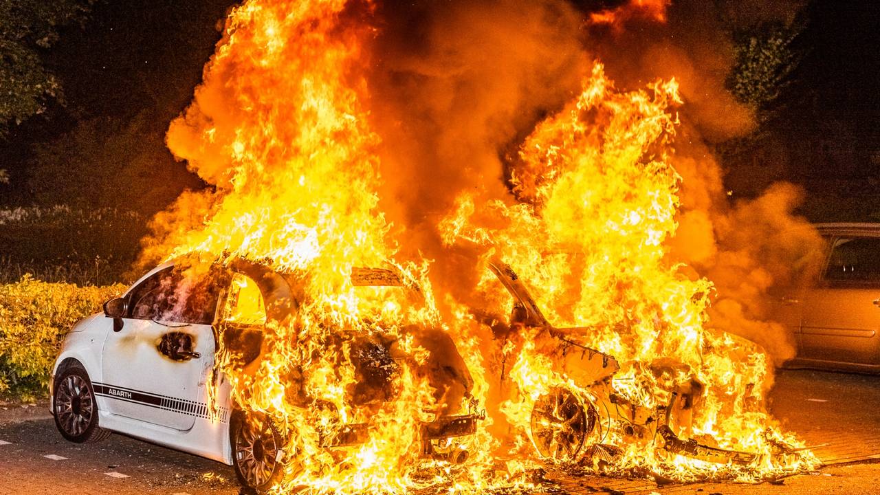 Fikse autobrand in Tilburg (foto: Jack Brekelmans/SQ Vision Mediaprodukties).