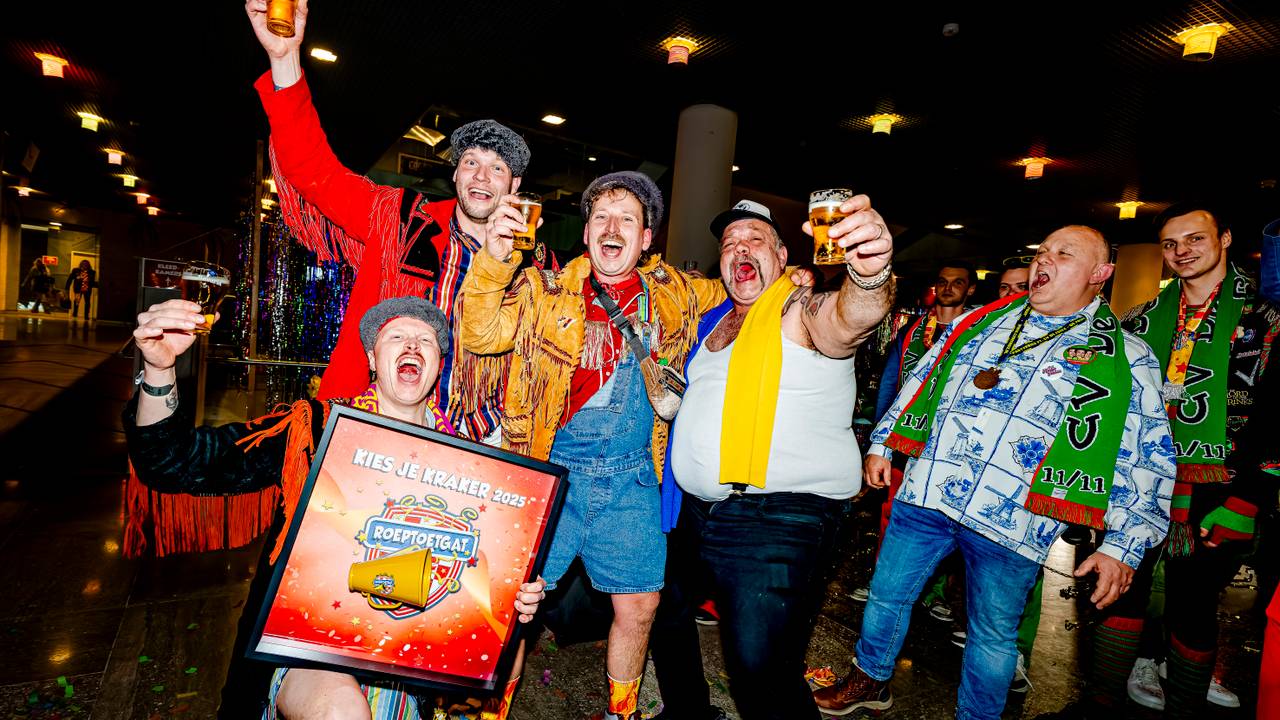 C.V. De Kapotte Kachels ft. Rene van Rooij zijn uitzinnig na het winnen van Kies je Kraker 2025 (foto: Eye4images).