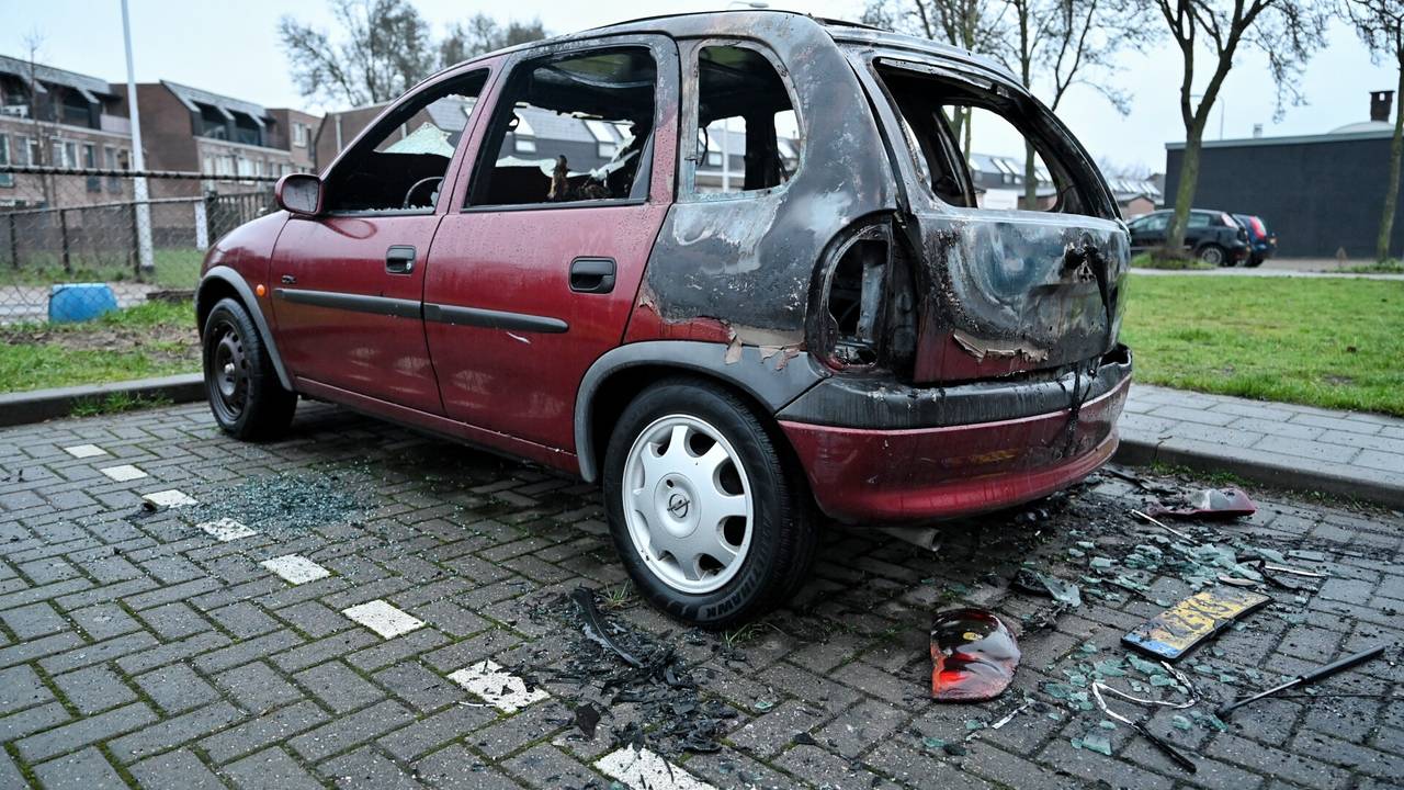 De uitgebrande auto (foto: Toby de Kort/SQ Vision Mediaprodukties).