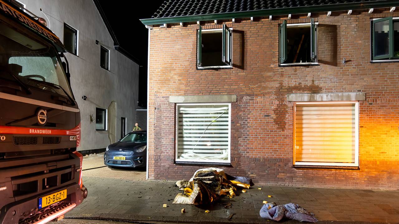 De uitgebrande woning in Kaatsheuvel (foto: Iwan van Dun / SQ Vision)