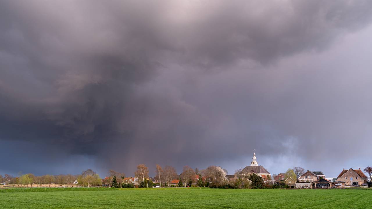 Onweersbuien stapelen zich op boven Sprang-Capelle, terwijl het even verderop droog is (Foto: ANP).