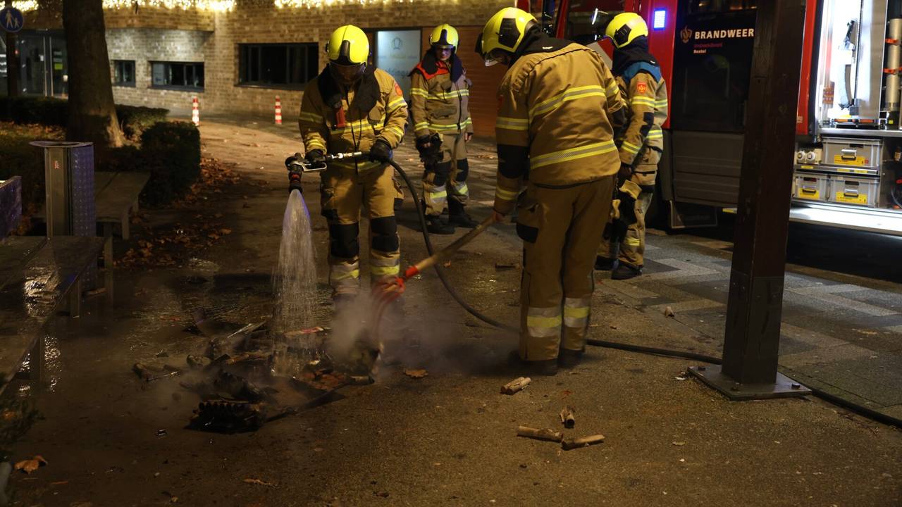 De brandweer bluste het vuurwerkafval in Boxtel (foto: Sander van Gils/SQ Vision).