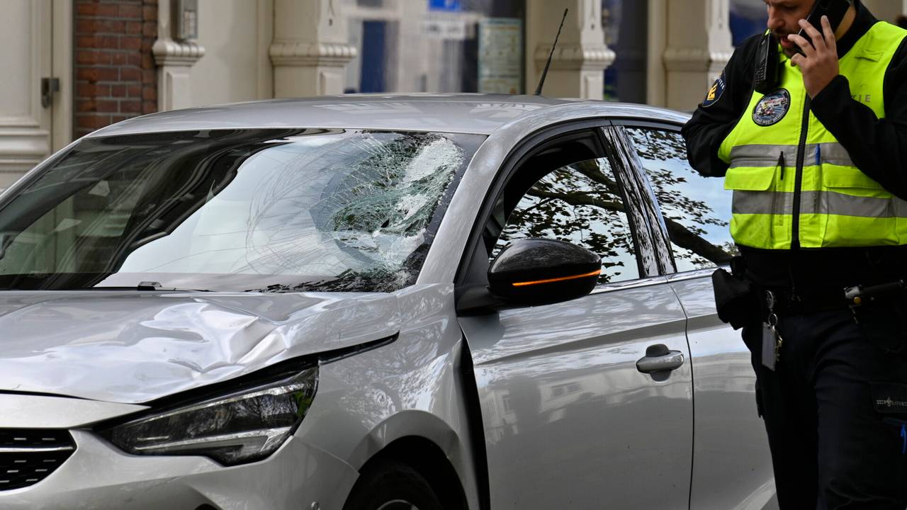 De fietsster werd op de Sophiestraat in Breda geraakt door een automobilist (foto: Tom van der Put/SQ Vision).