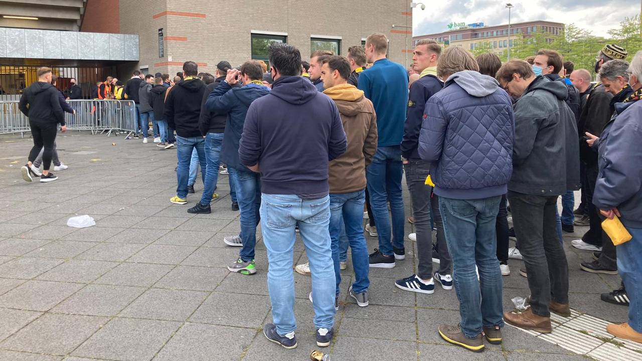 Lange rijen supporters wachten om het stadion binnen te komen.