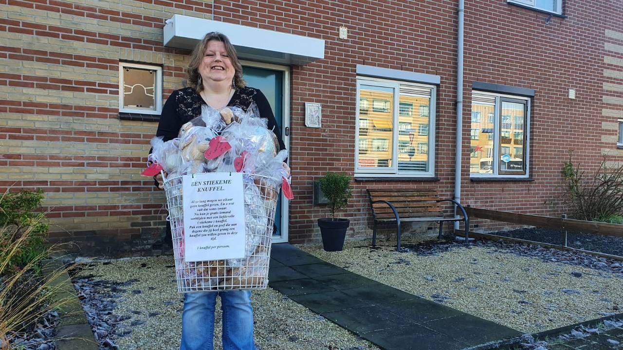 Anita deelt knuffels uit 