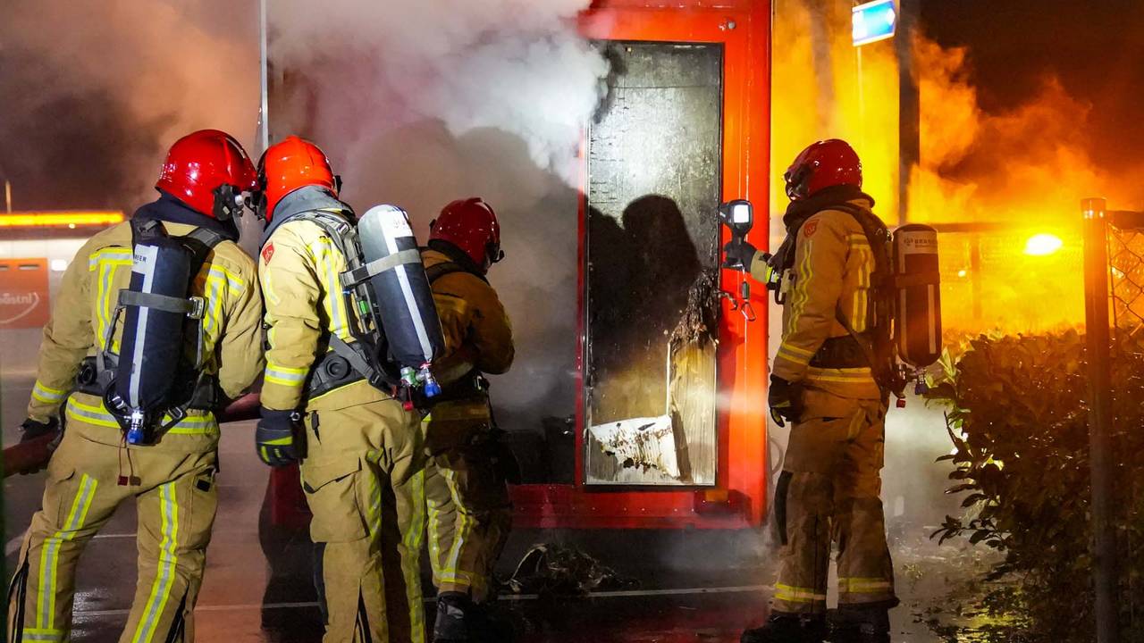Bij de brand in Deurne kwam veel rook vrij (foto: Harrie Grijseels/SQ Vision).