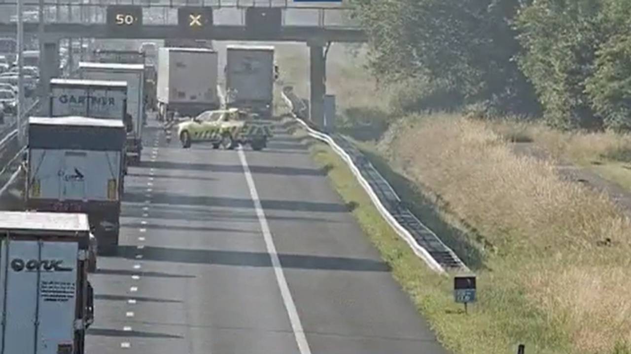 Verkeersdrukte door ongeluk vrachtwagens op A58.