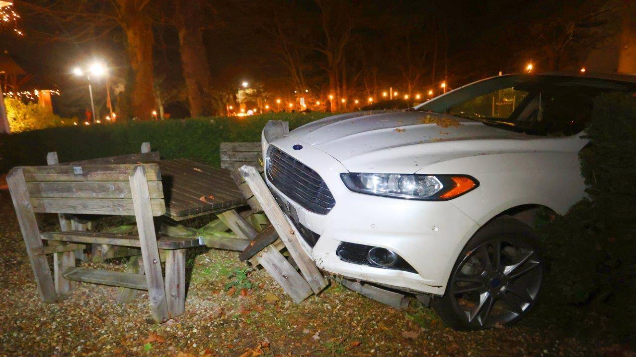 De auto kwam tegen een hek tot stilstand (foto: Bart Meesters/Meesters Multi Media/SQ Vision).