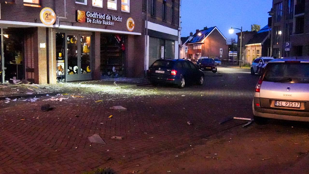 Enorme ravage na plofkraak in Helmond (foto: Harrie Grijseels/Persbureau Heitink).