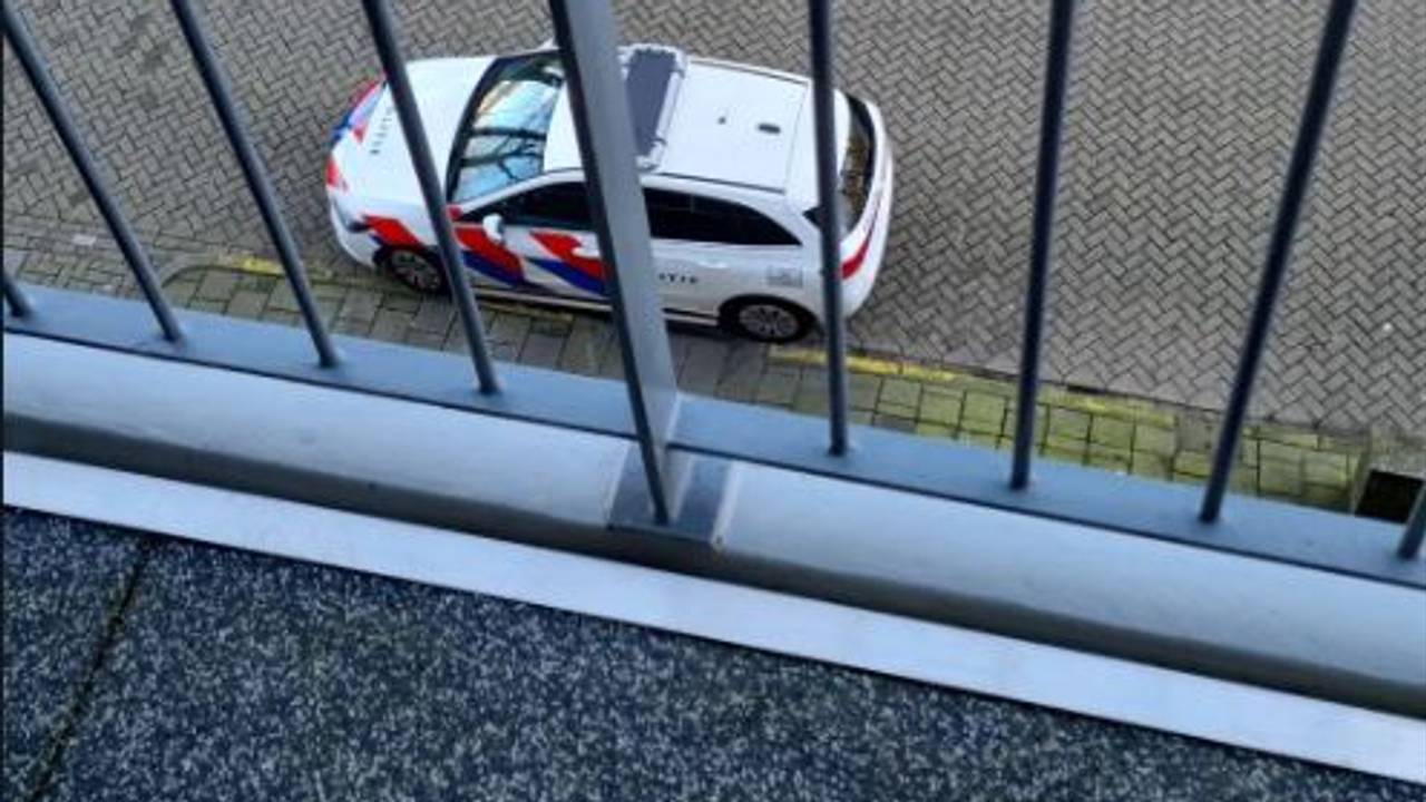 De vrouw was opgesloten op het balkon van haar huis (foto: Instagram wijkagenten Breda-Oost).
