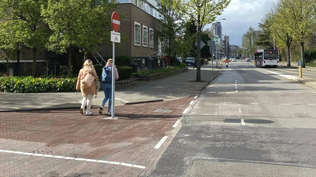 Beware! Traffic Sign Placed in Middle of Road in Eindhoven City Center – Risk of Collision