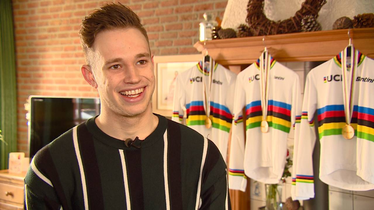 Hattrick Harrie Lavreysen met zijn drie nieuwe regenboogtruien.