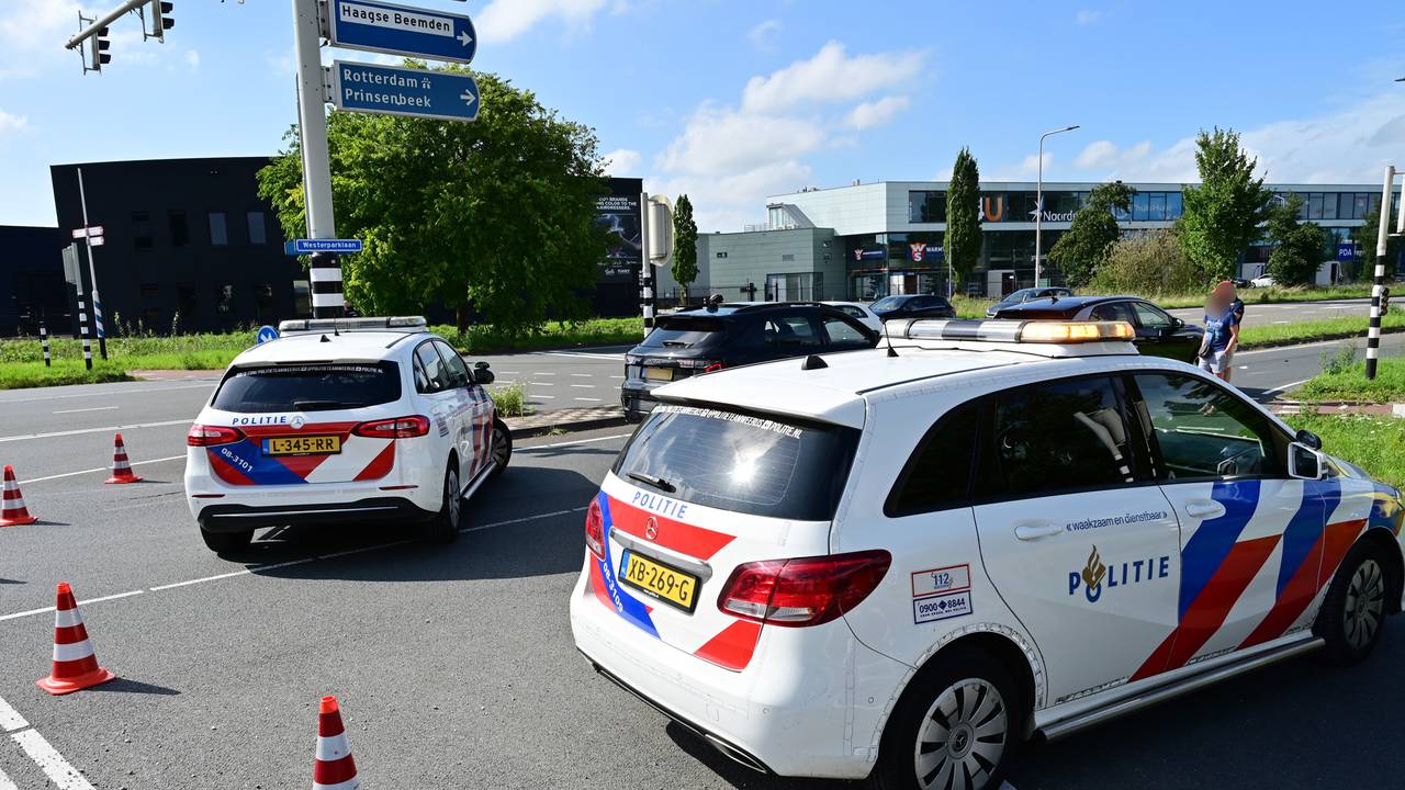 De weg werd na het ongeluk een tijdje afgezet (foto: Perry Roovers/SQ Vision.)