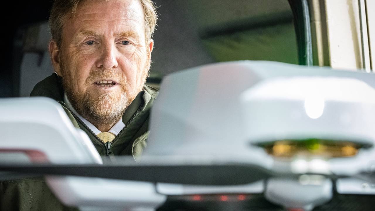 Koning Willem-Alexander bij de drone uit Uden (foto: ANP/ Rob Engelaar).