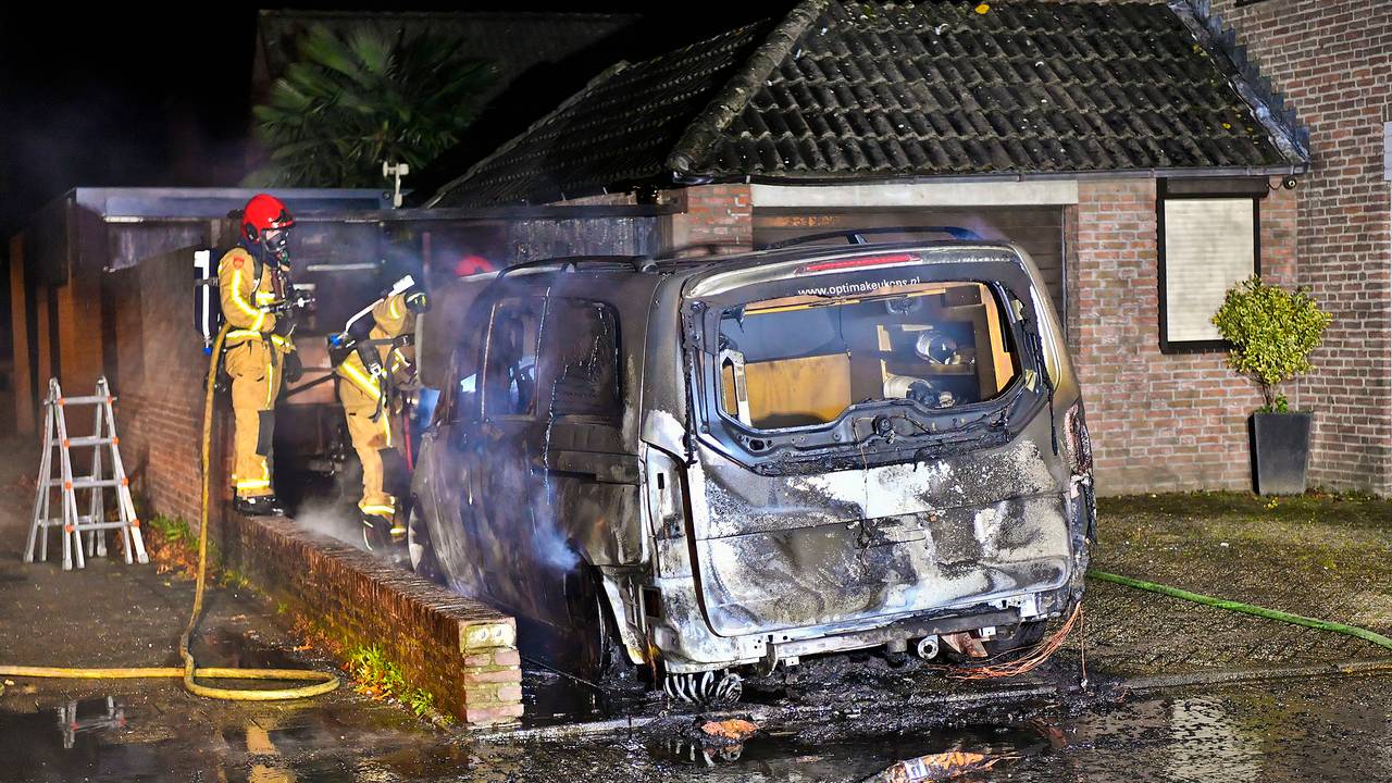 Van de bestelbus in Dommelen bleef weinig over (foto: Rico Vogels/SQ Vision).