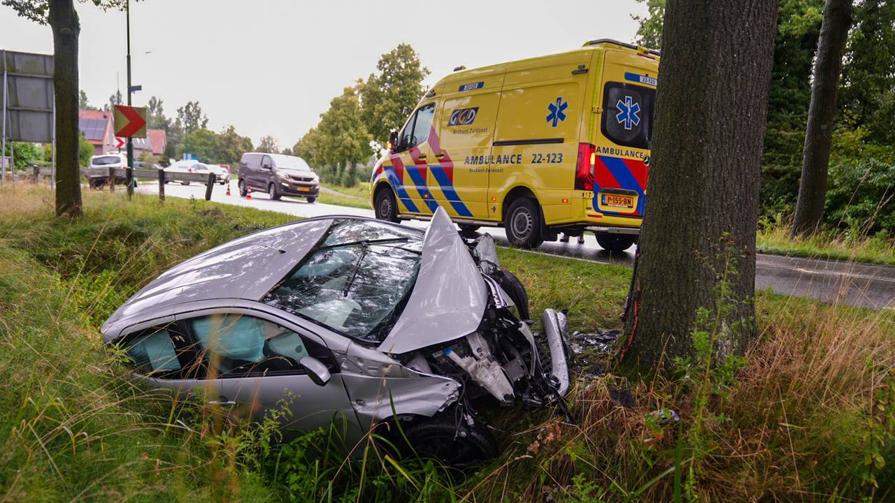 Een ambulance werd ingezet om de bestuurder te helpen (foto: Harrie Grijseels/SQ Vision).