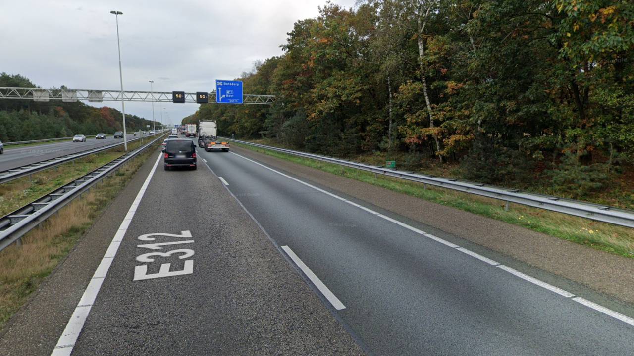Knokpartij langs de snelweg: 'Mensen gingen plots op de rem' (foto: Google Maps).