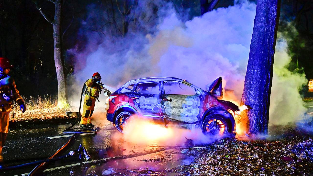 Zwaargewonden bij botsing tijdens inhaalactie, een auto gaat in vlammen op.