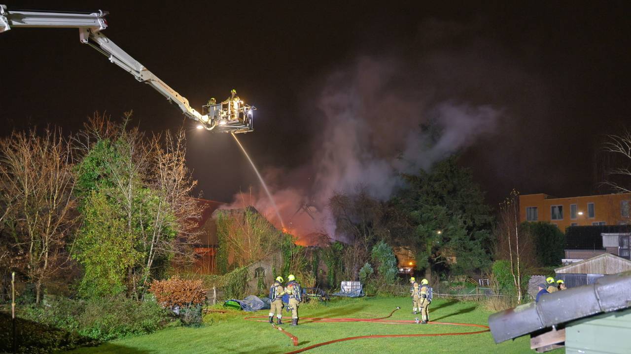 Het vuur werd ook vanuit grote hoogte geblust (foto: Persbureau SK-Media/SQ Vision).