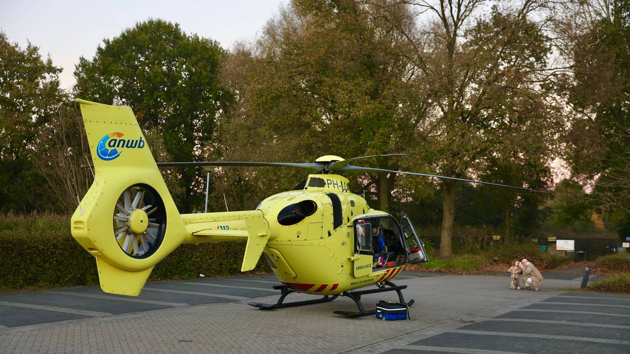 De traumahelikopter landde aan de achterkant van De Watersteeg (foto: Sander van Gils/SQ Vision).