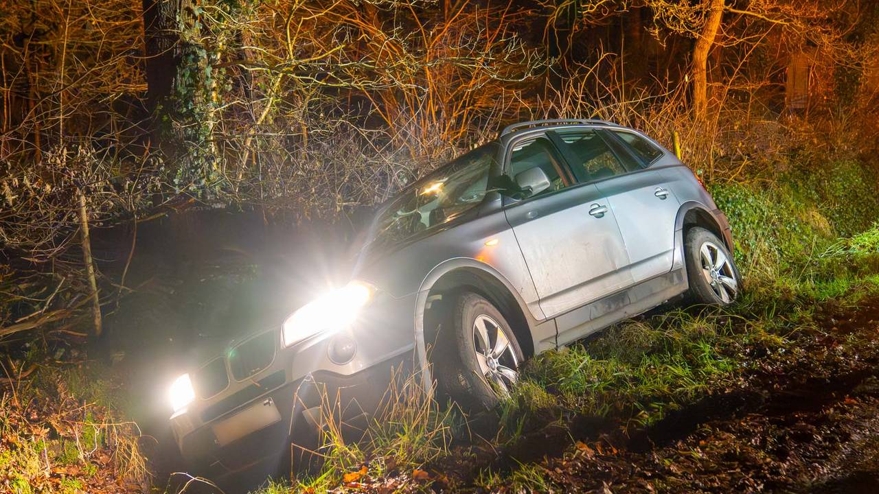 De auto die in de sloot tot stilstand kwam (foto: Harrie Grijseels/SQ Vision).