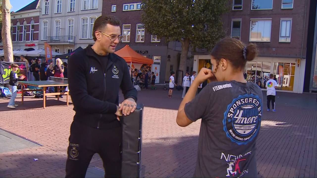 Kickbokser Nieky Holzken geeft een clinic aan kinderen in Helmond.
