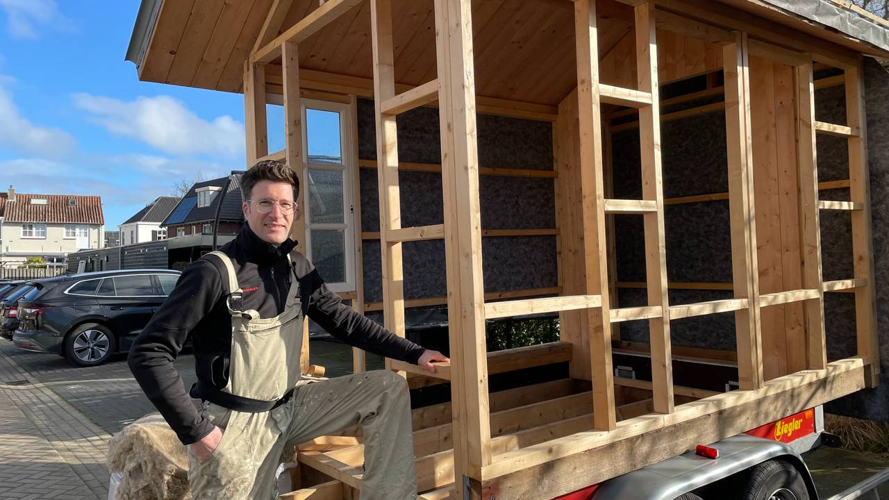 Toon bouwde zijn eigen kantoor op wielen, zodat hij kon werken in de natuur (foto: Megan Hanegraaf).