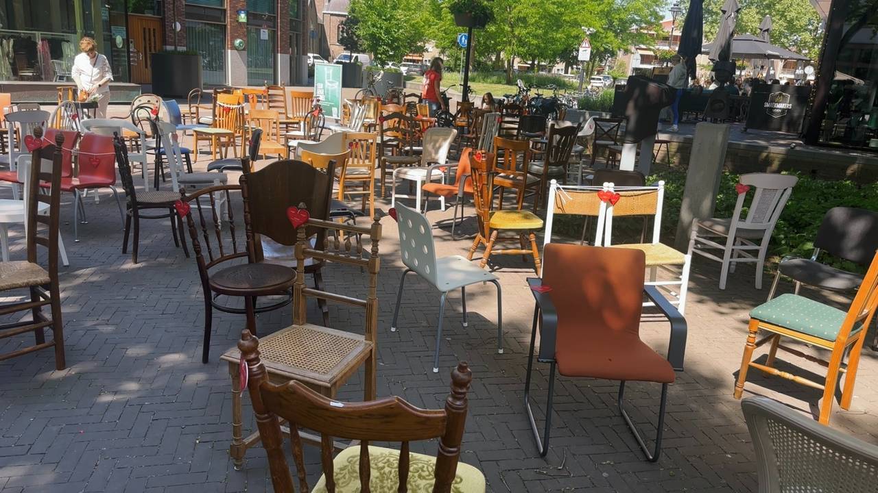 114 lege stoelen voor alle Brabantse verkeersdoden van het afgelopen jaar (foto: Jan Peels).