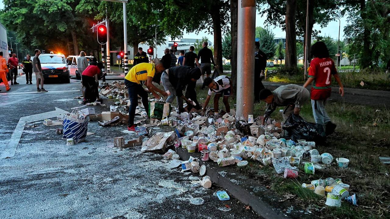 Er wordt flink gehamsterd na een ongeluk met een vrachtwagen (foto: Persbureau Heitink).