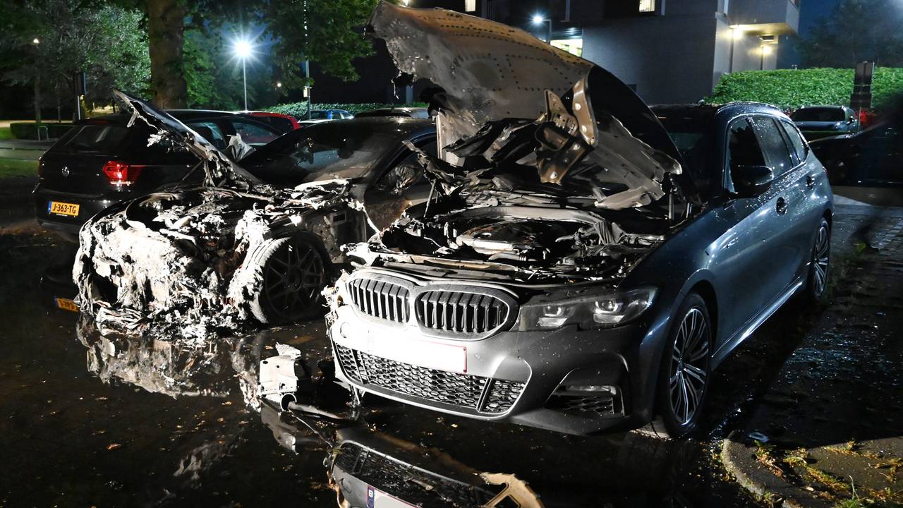 Bij de autobrand aan de Dirk Hartogstraat in Breda raakten twee auto's zwaar beschadigd (foto: Perry Roovers/SQ Vision).