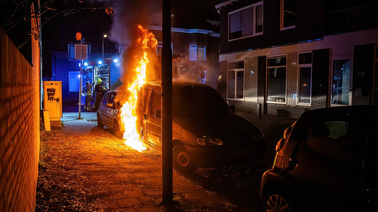 Het vuur ontstond aan bij het rechterachterwiel van de auto.  (foto: Jack Brekelmans/SQ Vision).