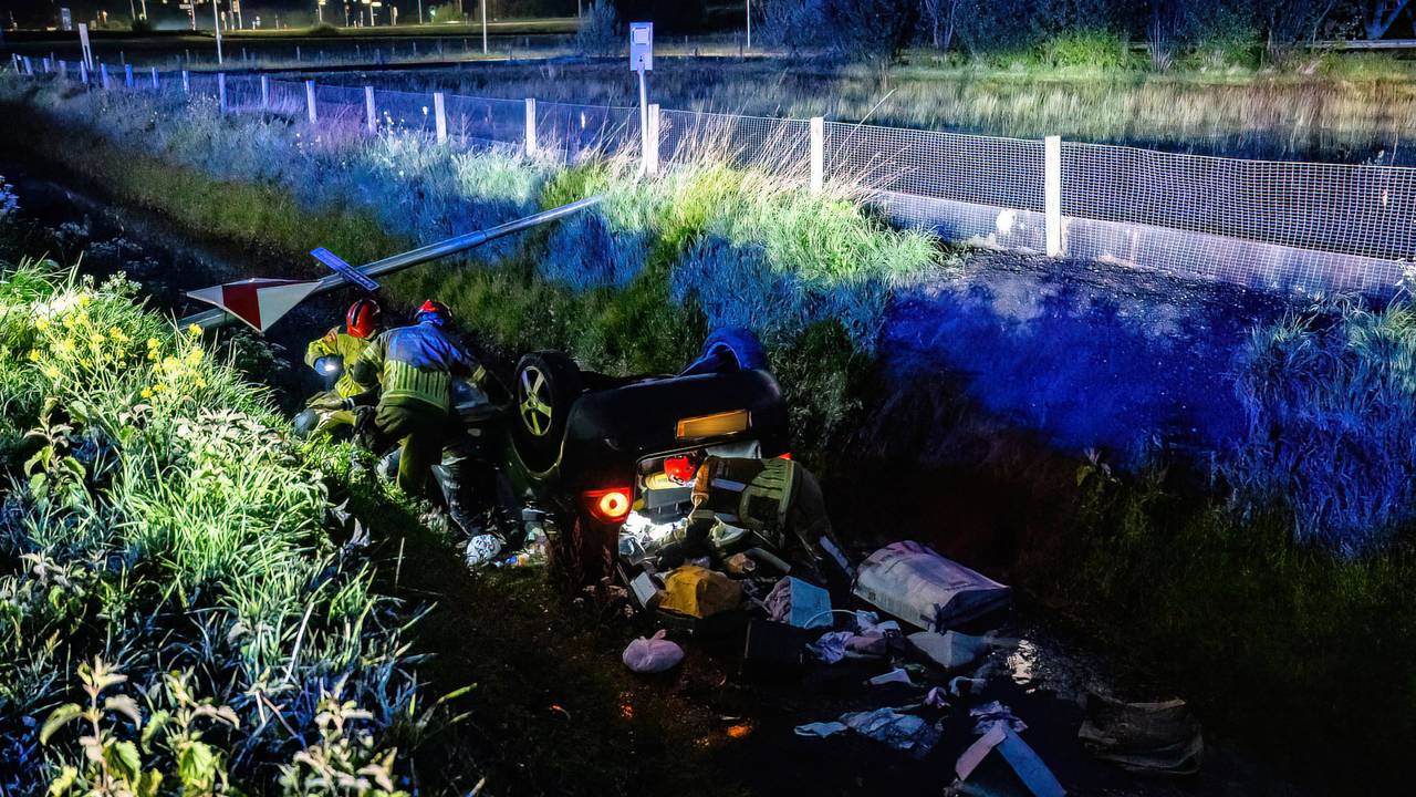 De automobilist miste op de Jules Verneweg in Tilburg de bocht naar de Zuiderkruisweg (foto: Jack Brekelmans/SQ Vision).