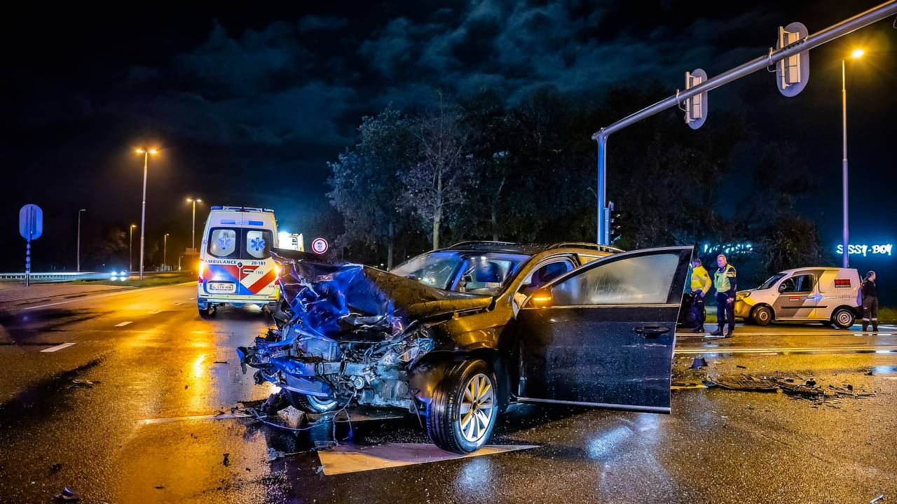 auto stopt op vangrails • vier gewonden bij ongeluk Tilburg.