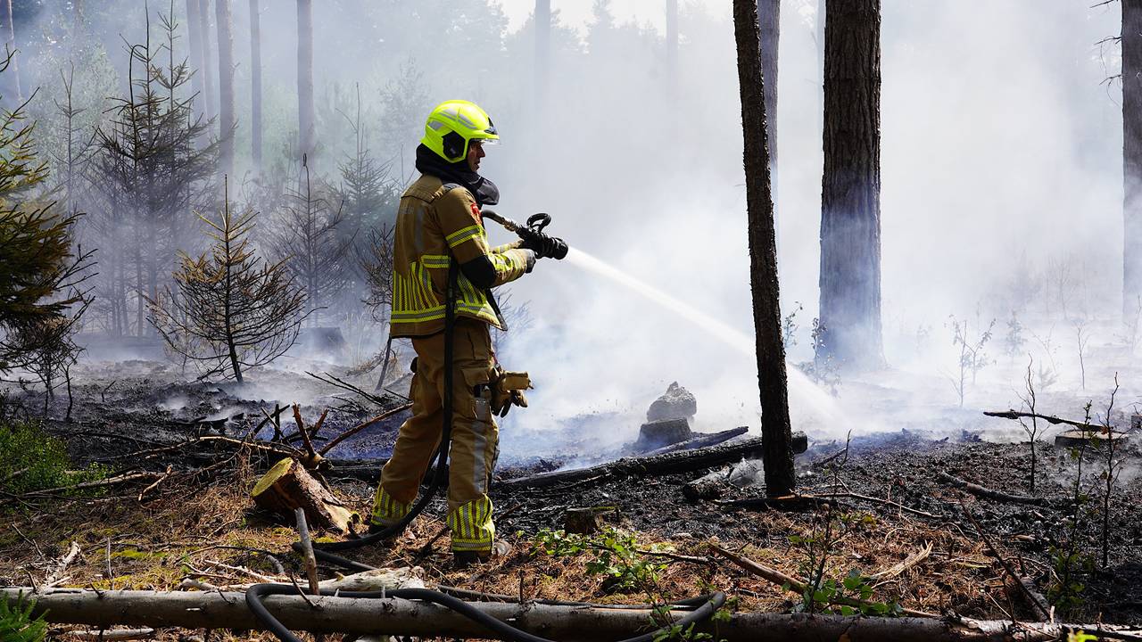 De brandweer aan de slag in Gilze (foto: Jeroen Stuve/SQ Vision Mediaprodukties).