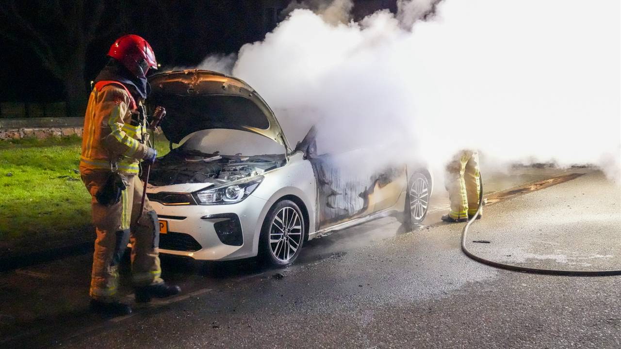 auto door brand verwoest • ravage na botsing bestelbusjes.