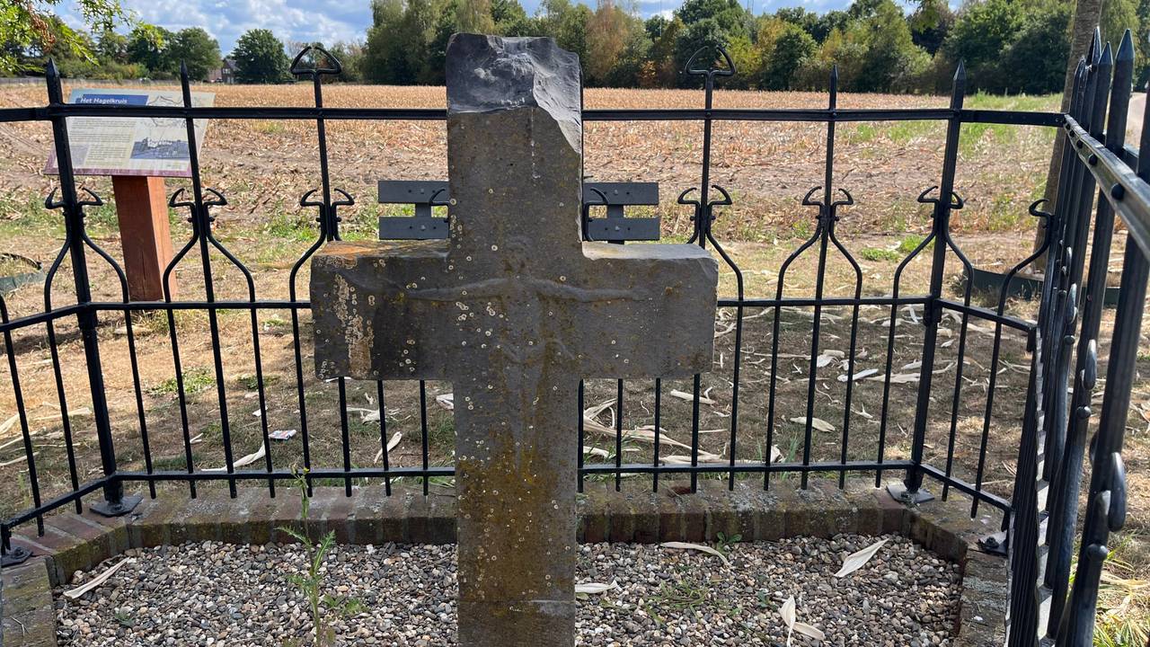 Het vernielde hagelkruis (foto: Jos Verkuijlen).