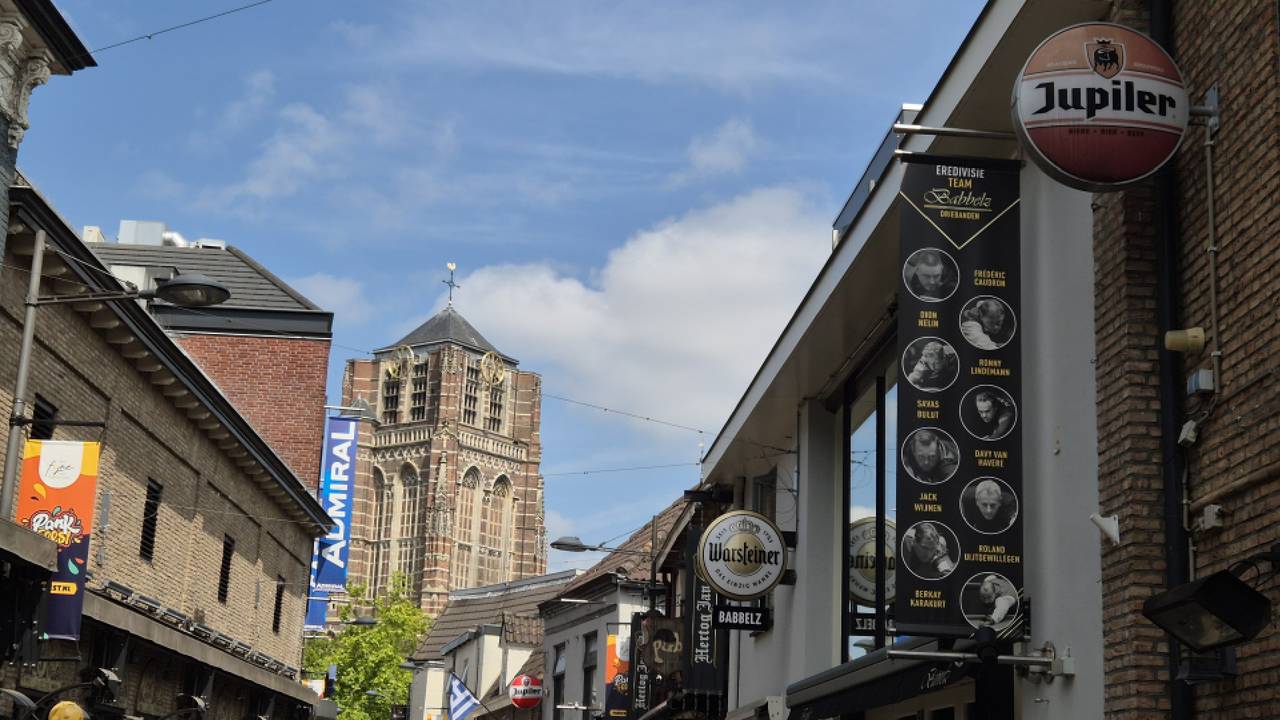 De Klappeijstraat is dé uitgaansstraat van Oosterhout (foto: Niek de Bruijn).