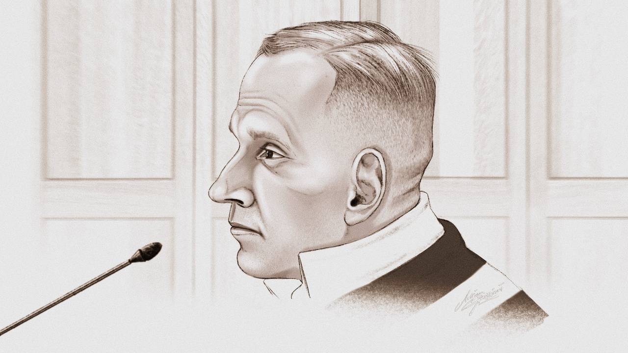Coen K. tijdens de eerste regiezitting in de rechtbank Den Bosch (tekening: Adrien Stanziani).