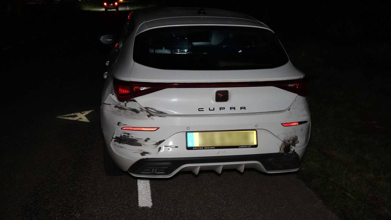 De Luxemburgse auto werd van achteren aangereden en botste vervolgens tegen de vangrail langs de A2 bij Budel (foto: WdG/SQ Vision). 