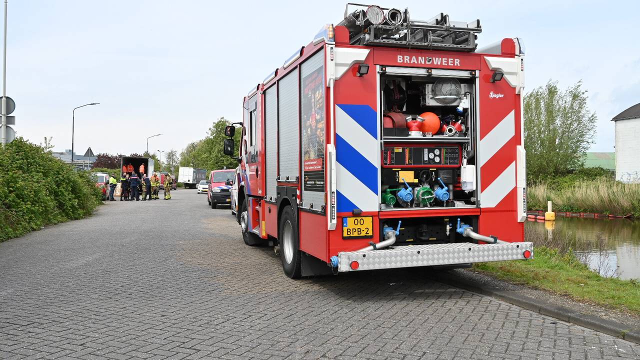 Vanwege de vondst van de gedumpte vaten werden politie en brandweer opgeroepen (foto: Perry Roovers/SQ Vision).