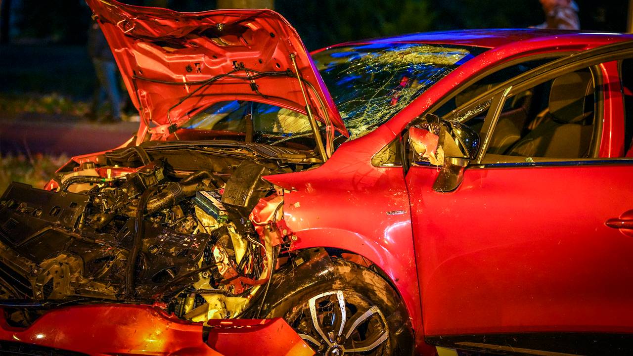 Man bekneld na heftig ongeluk met twee autos in Eindhoven.