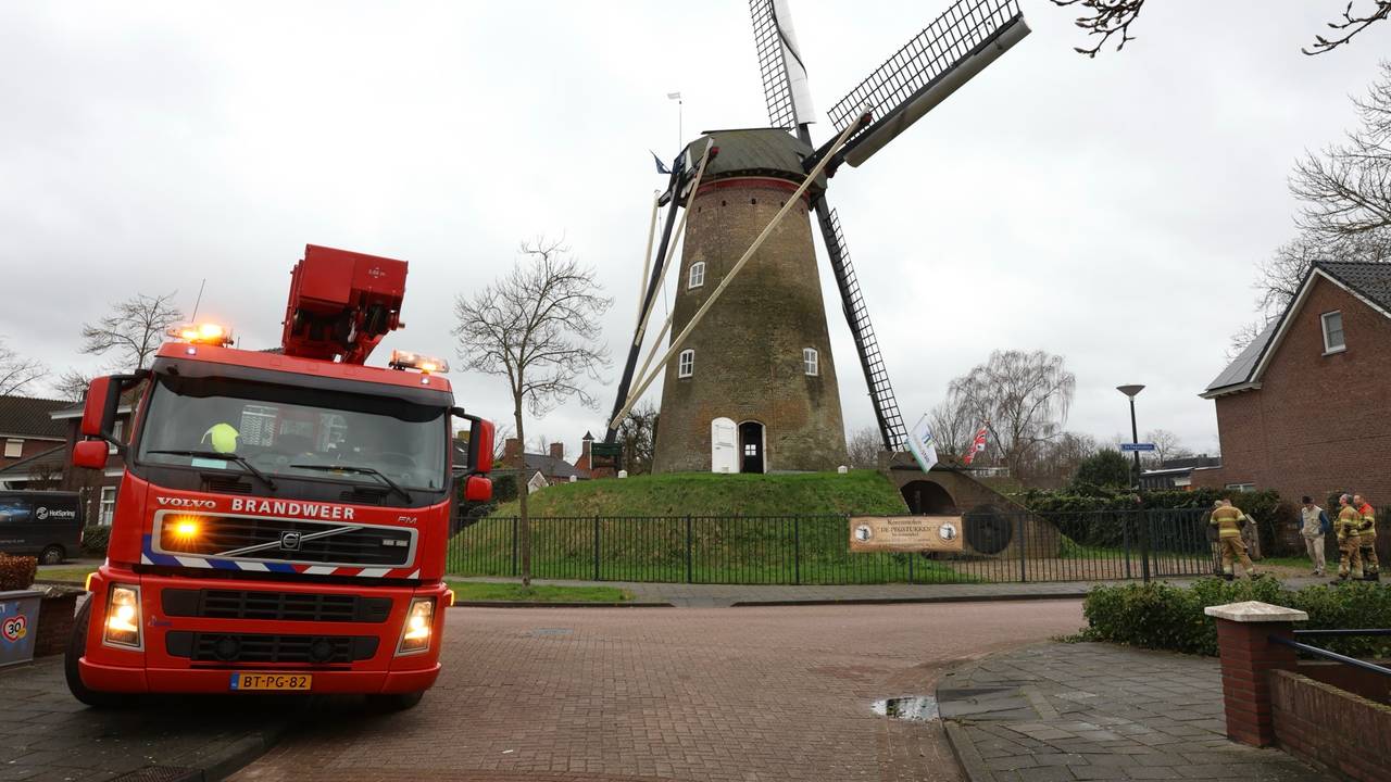 De brandweer bij korenmolen De Pegstukken in Schijndel (foto: Sander van Gils/SQ Vision).
