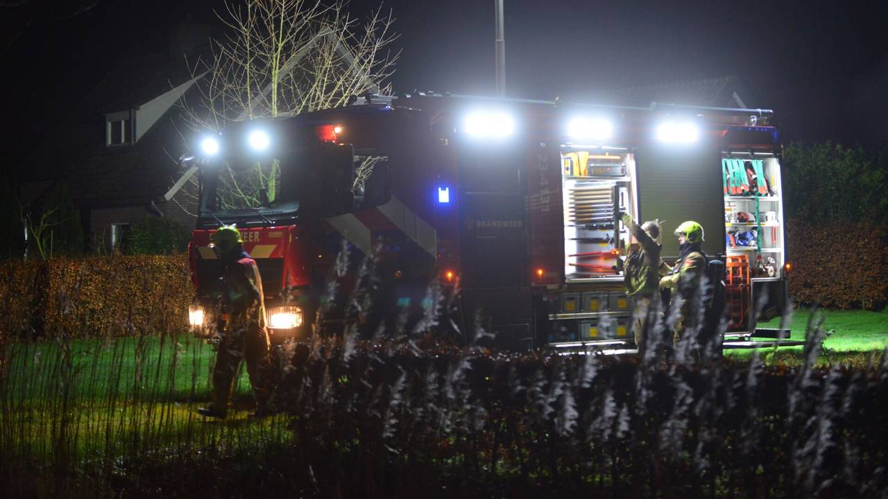 De brandweer bluste de brand in de schuur in Someren (foto: Johan Bloemers/SQ Vision).