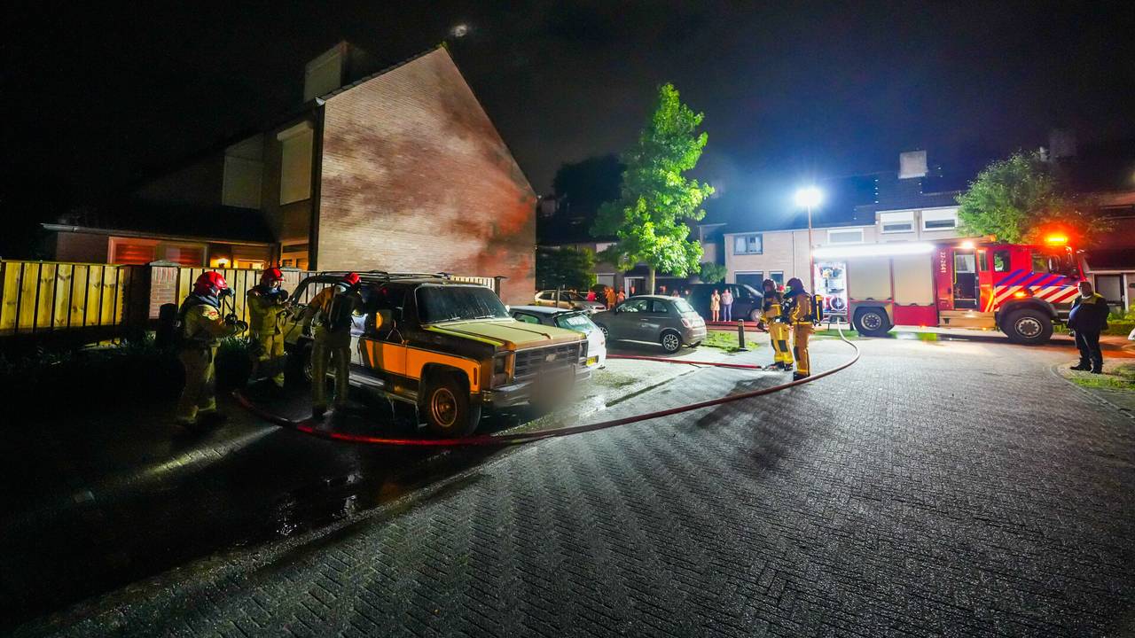 De brandweer had de brand aan de straat Zonnedauw in Mierlo snel onder controle (foto: Dave Hendriks/SQ Vision).
